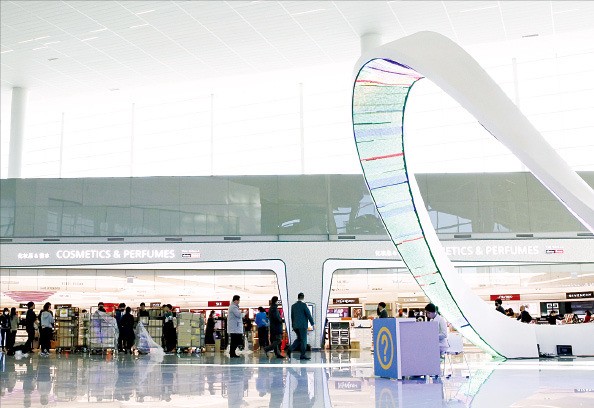 오는 18일 인천국제공항 제2여객터미널에 문을 여는 신라면세점 화장품 코너.  /신라면세점 제공 