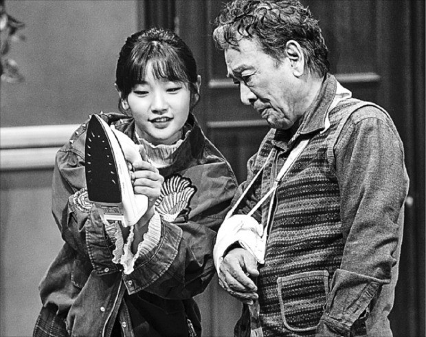 연극 ‘앙리 할아버지와 나’에서 대학생 콘스탄스 역할을 맡은 배우 박소담(왼쪽)이 고집불통 앙리 할아버지를 연기하는 이순재와 호흡을 맞추고 있다. 수현재컴퍼니 제공
