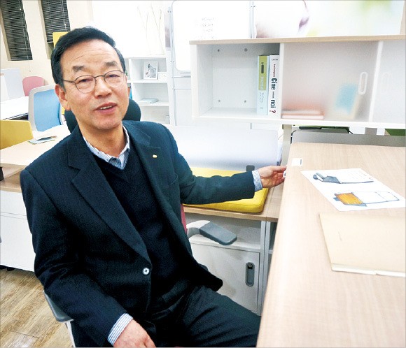 노재근 코아스 회장이 서울 영등포구 당산동에 있는 코아스 사옥에 마련된 전시실에서 사무용 가구 신제품에 대해 설명하고 있다.  /문혜정 기자   