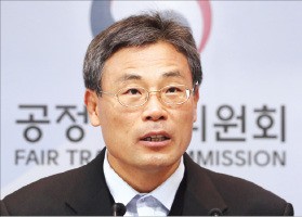 최무진 공정거래위원회 기업거래정책국장이 16일 정부세종청사에서 하도급법 개정안을 설명하고 있다.  /연합뉴스