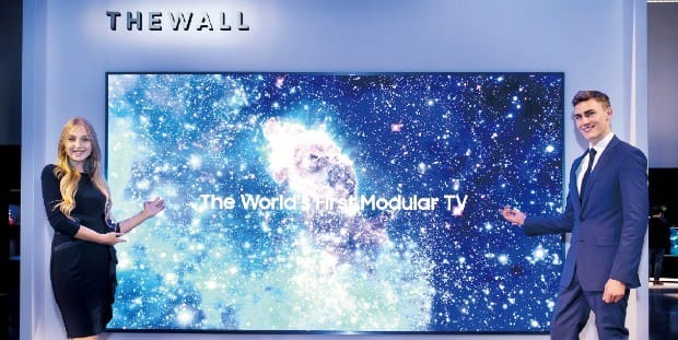 삼성전자 직원들이 미국 라스베이거스에서 열린 ‘CES 2018’에서 146인치 마이크로 LED TV를 선보이고 있다. 벽 전체를 TV로 사용할 수 있다는 의미에서 ‘더 월(The Wall)’이란 이름을 붙였다.  삼성전자 제공 