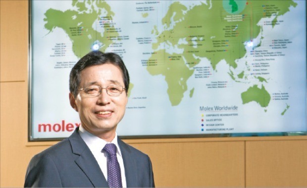 이재훈 한국몰렉스 대표가 경기 안산 본사 1층에 붙어 있는 세계지도 앞에서 해외 영업망을 소개하고 있다. 한국몰렉스 제공