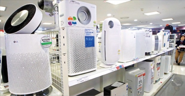 미세먼지가 연일 기승을 부리면서 공기청정기가 특수를 맞고 있다. 서울시내 한 가전매장에 진열된 제품들. 연합뉴스