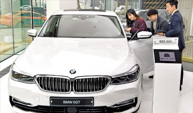 지난 16일 서울 성동구의 BMW 전시장에서 고객이 가격이 1억원에 육박하는 BMW 6 시리즈 그란투리스모 차량에 대해 설명을 듣고 있다.  /허문찬 기자 sweat@hankyung.com 