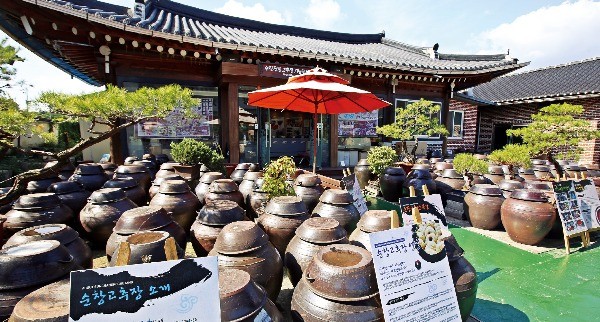장의 달인들이 모여있는 전통고추장민속마을의 한 판매장 한국관광공사 제공 