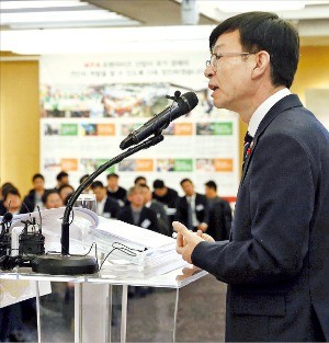 김상조 공정거래위원장이 19일 한국프랜차이즈산업협회 주최로 서울 반포동 쉐라톤팔레스강남호텔에서 열린 조찬 강연회에서 가맹분야 공정경쟁 정책을 설명하고 있다. 연합뉴스