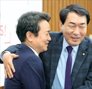 < 한국당 회의 간 남경필 > 최근 복당한 남경필 경기도지사(왼쪽)가 19일 자유한국당 회의에 참석해 안상수 의원과 포옹하고 있다. 연합뉴스 