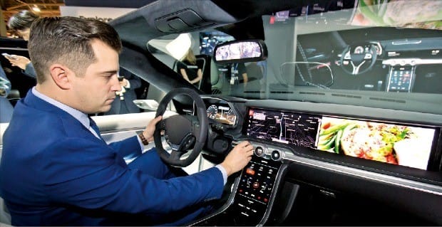 삼성전자는 지난 9일 세계 최대 전자쇼 ‘CES 2018’에서 하만과 공동 개발한 자동차 운전석 ‘디지털 콕핏’을 선보였다. 삼성전자 제공 