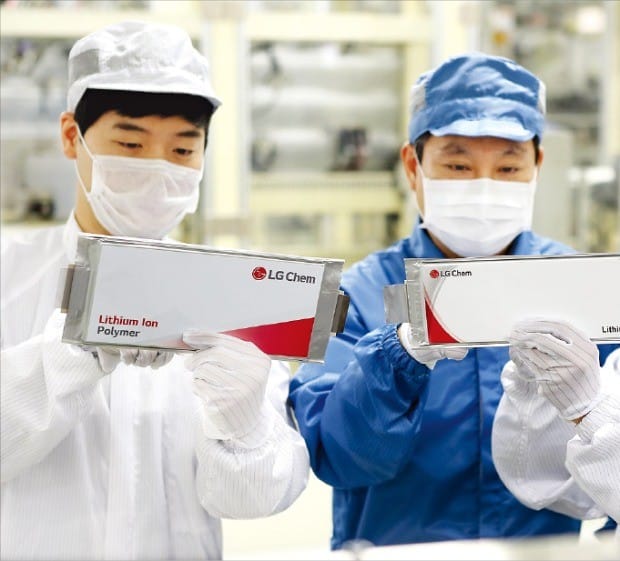 LG화학 연구진이 충북 청주 오창 전기차 배터리 생산라인에서 완제품을 검증하고 있다. LG화학 제공 