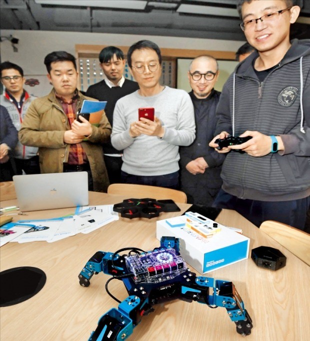 지난 16일 중국 선전의 교육용 로봇 제조업체 메이크블록에서 한 직원이 제품을 시연하고 있다. 이 회사는 창업 4년 만에 교육용 로봇 분야 세계 1위 업체로 발돋움했다. 선전=김범준 기자 bjk07@hankyung.com