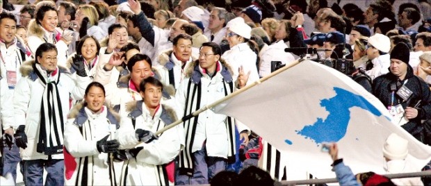 2006년 열린 제20회 토리노동계올림픽 개막식에서 남측 이보라(왼쪽), 북측 한정인 기수가 한반도기를 흔들고 있다.  /연합뉴스 