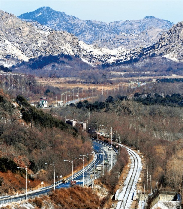 금강산 합동문화행사와 마식령 스키장 공동훈련 현장을 점검하기 위한 우리 정부 측 선발대를 태운 버스가 23일 오전 동해선 남북출입사무소(CIQ)를 지난 뒤 군사분계선(MDL)을 육로로 통과해 금강산 지역으로 넘어가고 있다. 연합뉴스