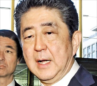 아베 "평창올림픽 개막식 참석… 문 대통령에 위안부 합의이행 요구할것"