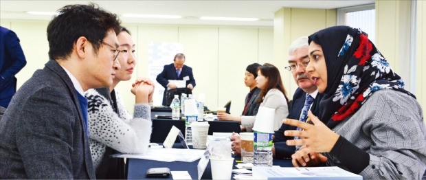 24일 서울 무역보험공사에서 열린 ‘벤더 페어’ 행사에 참가한 국내 기자재업체 관계자가 공사발주처 담당자와 상담을 하고 있다.  /무역보험공사 제공