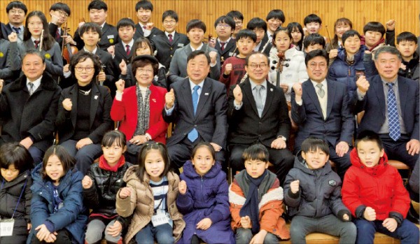 신수정 현대차정몽구재단 이사장(두 번째줄 왼쪽 세 번째부터), 이희범 평창동계올림픽조직위원장, 김봉렬 한국예술종합학교 총장 등이 24일 열린 재단의 악기전달식에 참석해 학생들을 응원했다.  /현대차정몽구재단 제공 