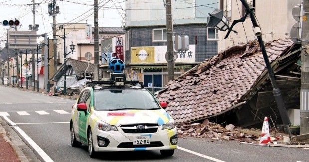 2011년 동일본 대지진으로 초토화된 일본 후쿠시마현 나미에 지역에서 카메라를 장착한 구글 차량이 거리 곳곳을 촬영하고 있다. 연합뉴스