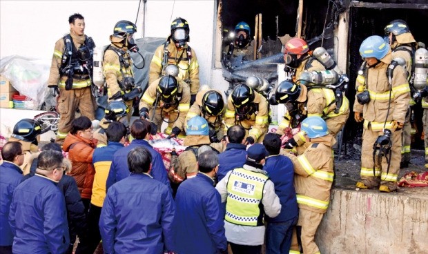 26일 오전 대형 화재가 발생해 180명의 사상자를 낸 경남 밀양시 가곡동 세종요양병원에서 소방대원과 경찰관들이 시신을 수습하고 있다.  /경남도민일보 제공