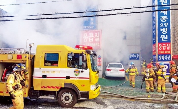 경남 밀양시 가곡동 세종병원에서 26일 오전 7시32분께 화재가 발생해 37명이 숨지고 143명이 다쳤다. 행정안전부는 이날 소방청 경찰청 보건복지부 등 여섯 개 부처 30여 명으로 구성된 ‘범정부 현장대응 지원단’을 파견했다. 소방관들이 화재 진압 작업을 벌이는 동안 연기가 뿜어져나오고 있다.  /소방청 제공