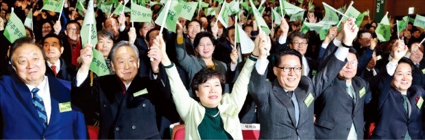 민주평화당 창당준비위원장인 조배숙 국민의당 의원(왼쪽 세 번째)을 비롯한 참석자들이 28일 국회 의원회관에서 열린 창당발기인대회에서 손을 들어 “민생 속으로”란 구호를 외치고 있다. 왼쪽부터 정대철·권노갑 상임고문, 조 의원, 박지원·천정배·정동영 의원.  /연합뉴스 