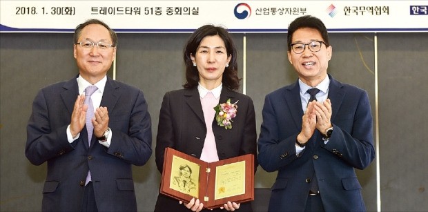 김정수 삼양식품 사장이 30일 한국무역협회와 산업통상자원부, 한국경제신문사가 선정한 ‘제105회 한국을 빛낸 이달의 무역인상’을 받았다. 왼쪽부터 최명배 한빛회 회장, 김 사장, 김정관 무역협회 부회장.  /무역협회 제공 