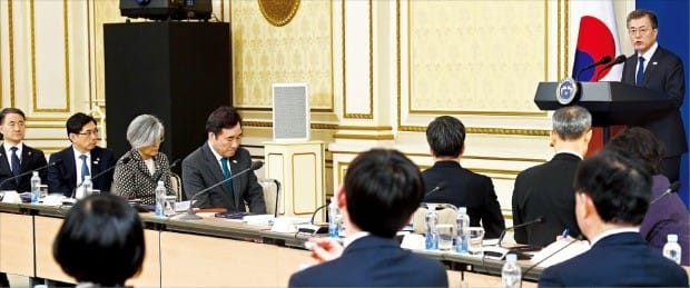 < 고개숙인 장·차관들 > 문재인 대통령이 30일 청와대에서 취임 후 처음으로 장·차관 워크숍을 주재했다. 문 대통령은 “장·차관 여러분이 바라봐야 할 대상은 대통령이 아니라 국민”이라며 “모두가 한 팀이라는 마음가짐으로 충분히 소통하고 협의하면서 일을 추진해달라”고 주문했다.  /허문찬 기자 sweat@hankyung.com