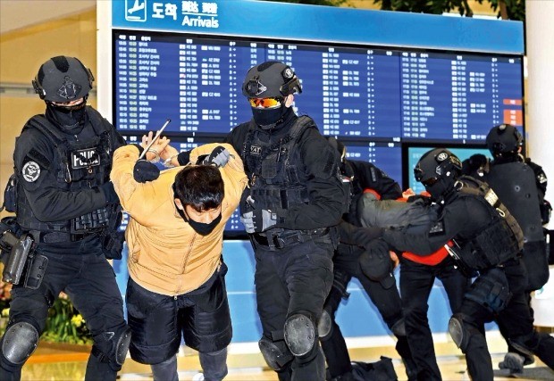 “인천공항 2터미널 테러 꼼짝마라”