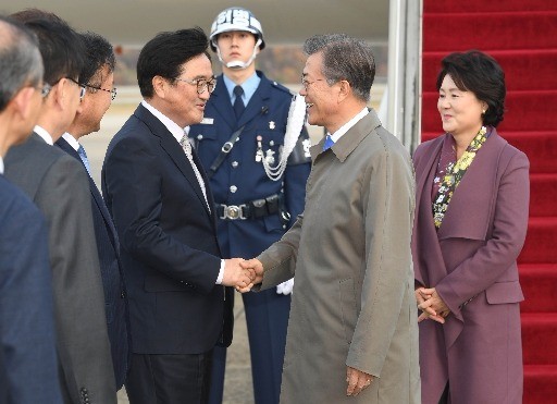 [청와대 오늘은] 문재인 대통령, 우원식 더불어민주당 원내대표와 오찬