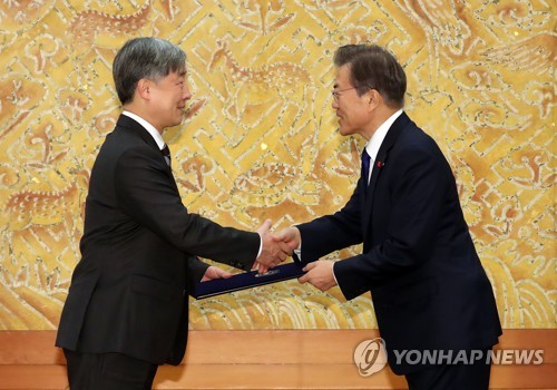 문 대통령, 최재형 감사원장에 임명장… "안전 감사 강화해달라"