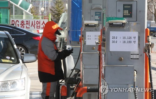 [최저임금 명암] 근로자들, 임금 인상 '환영'…"연착륙 고민해야"