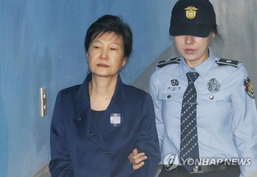 검찰 "박근혜 36억5000만원 국정원 뇌물 사적사용… 옷·기치료·격려금"