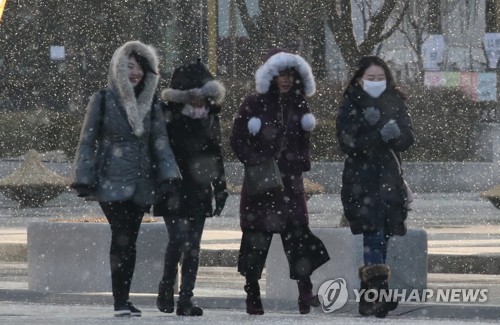 '한파 내습'에 움츠러든 시민들…"내일은 내복에 핫팩까지"