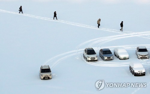 한파에 이틀째 '눈 폭탄'…눈길 사고에다 바닷길·하늘길도 막혀