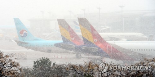 폭설에 하늘길도 대란…제주·광주·김해공항 항공편 연쇄 차질