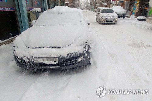 전북에 사흘째 '눈 폭탄'… 빙판으로 변한 도로 사고 속출