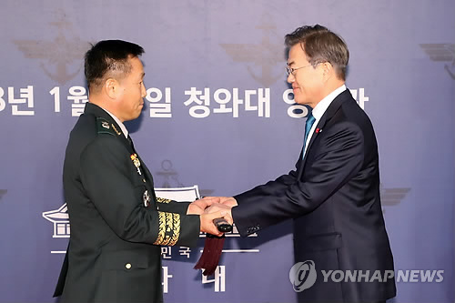 문 대통령, 장성 진급자들에 삼정검 수여… "신뢰받는 軍 이끌라"