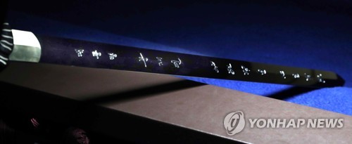 문 대통령, '새 별'들에 삼정검… 대통령 직접 수여는 처음