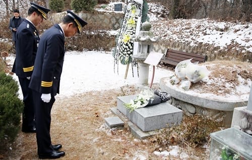 경찰, 박종철 열사 묘소 참배… "고위 간부 공식 참배는 처음"