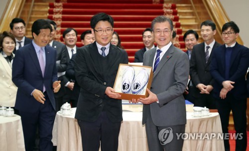 문 대통령 "최저임금 인상부담 최소화… 카드수수료 인하 곧 발표"