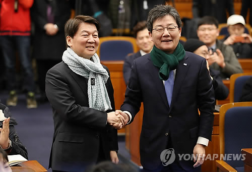 안철수·유승민 첫 통합행보… 청년 토크콘서트서 대여공세 '합창'