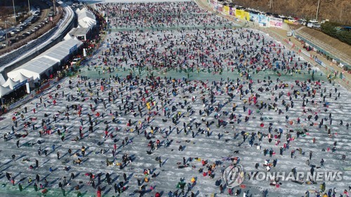 포근하지만 탁한 휴일… 겨울 축제장 북적·도심 유원지 한산