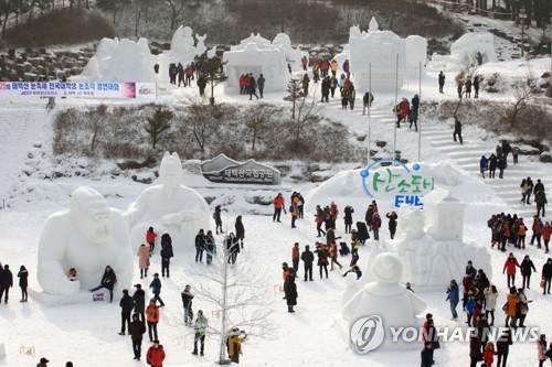 포근하지만 탁한 휴일… 겨울 축제장 북적·도심 유원지 한산