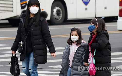 포근하지만 탁한 휴일… 겨울 축제장 북적·도심 유원지 한산