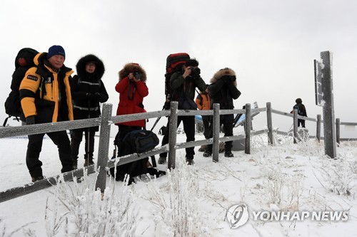 포근하지만 탁한 휴일… 겨울 축제장 북적·도심 유원지 한산