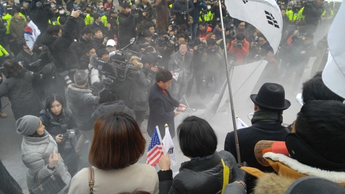 현송월도착 서울역 광장서 인공기·김정은사진 화형식… 경찰진화