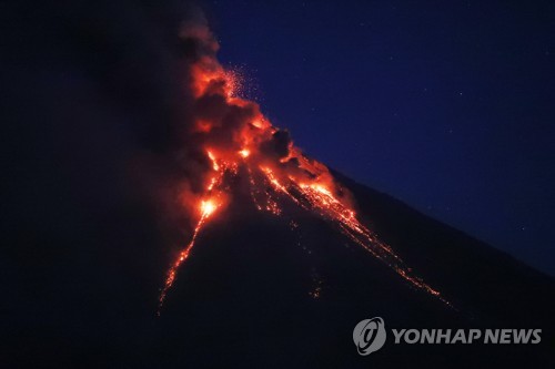 필리핀 마욘화산 700ｍ 상공 용암 분출… 주민 5만6000명 대피