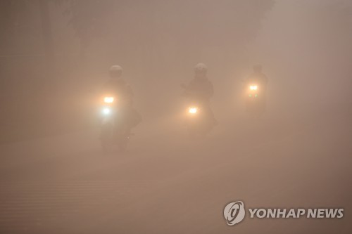 필리핀 마욘화산 700ｍ 상공 용암 분출… 주민 5만6000명 대피