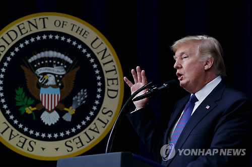 백악관 "트럼프, 다보스서 세일즈맨 변신… 북 비핵화 논의도"