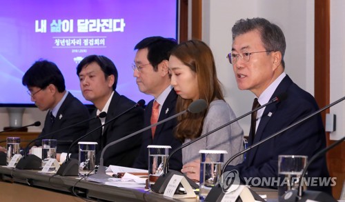 '에코붐 세대' 마주한 문 대통령…청년일자리 특단 대책 주문