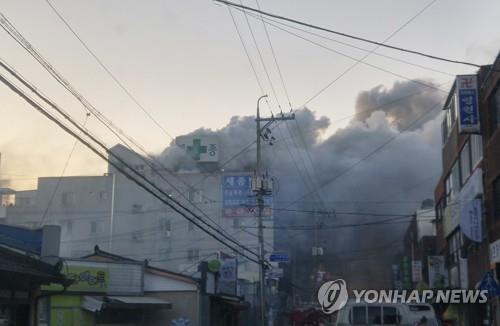 밀양소방서장 "도착 때 짙은 연기·화염…다 구조못해 송구"