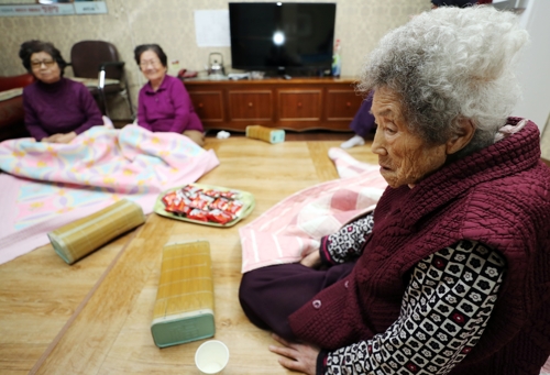 [르포] '난방비 한 푼 아끼려고'…매서운 한파 대피소된 동네 경로당